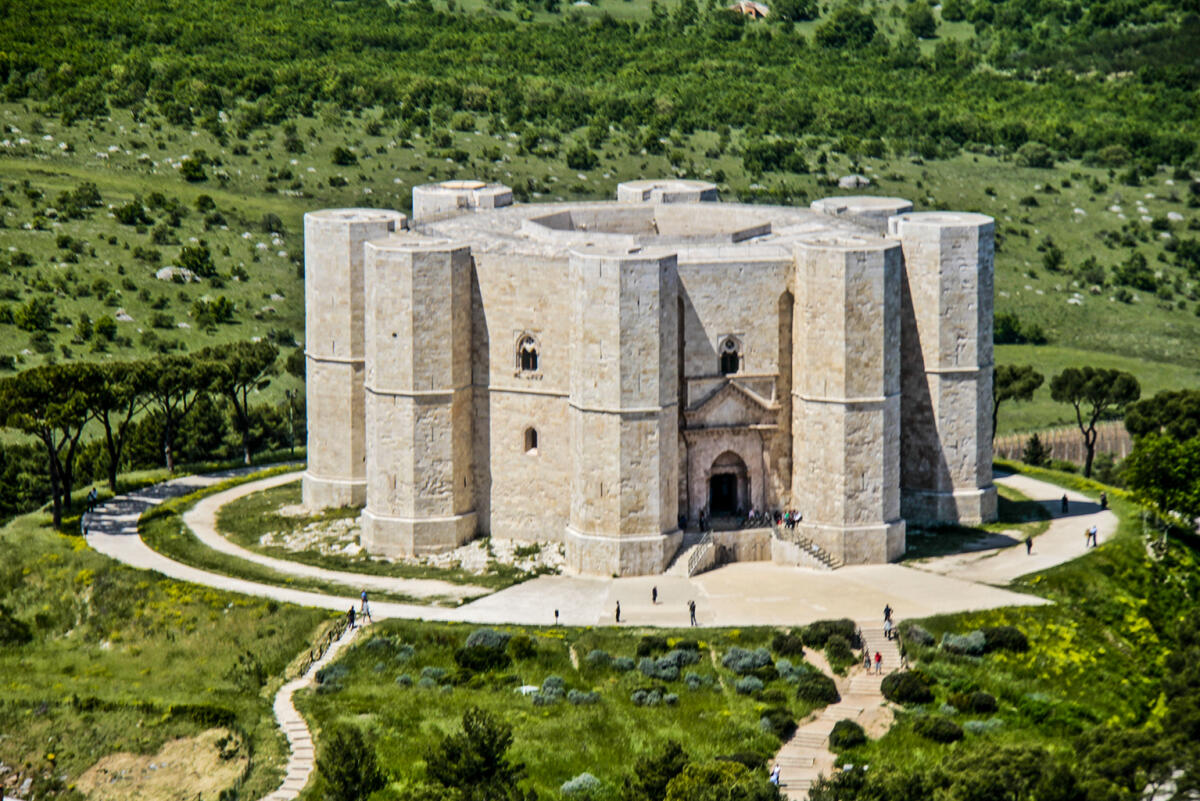 Una bellezza tutta italiana: Castel del Monte - touringclub.it
