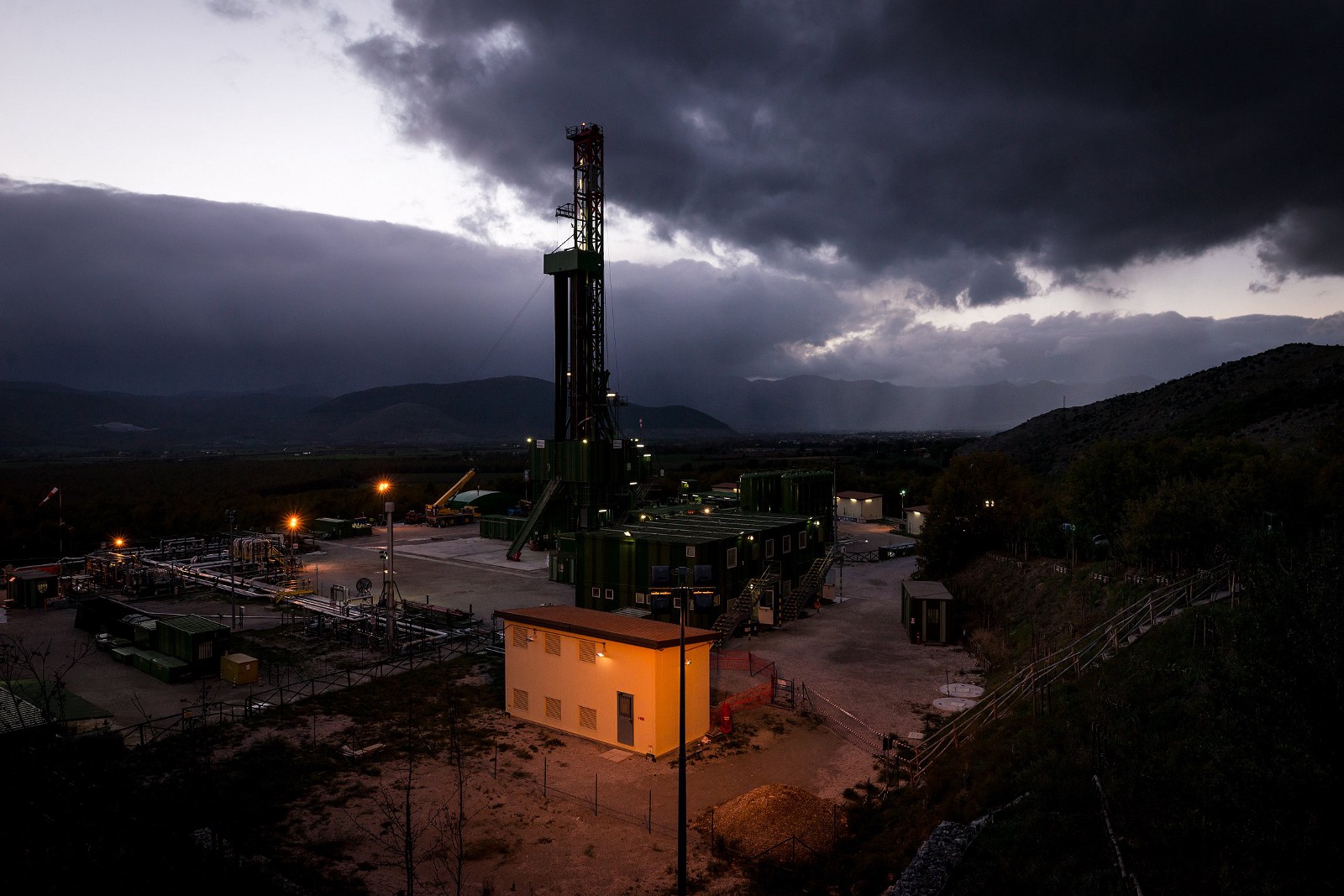 Eni, petrolio, basilicata, Val D'Agri, gas naturale, estrazione, ambiente, sversamento, inquinamento, regione basilicata, Taranto, on-shore, causa, disastro ambientale, Viggiano, Energy Close-up Engineering