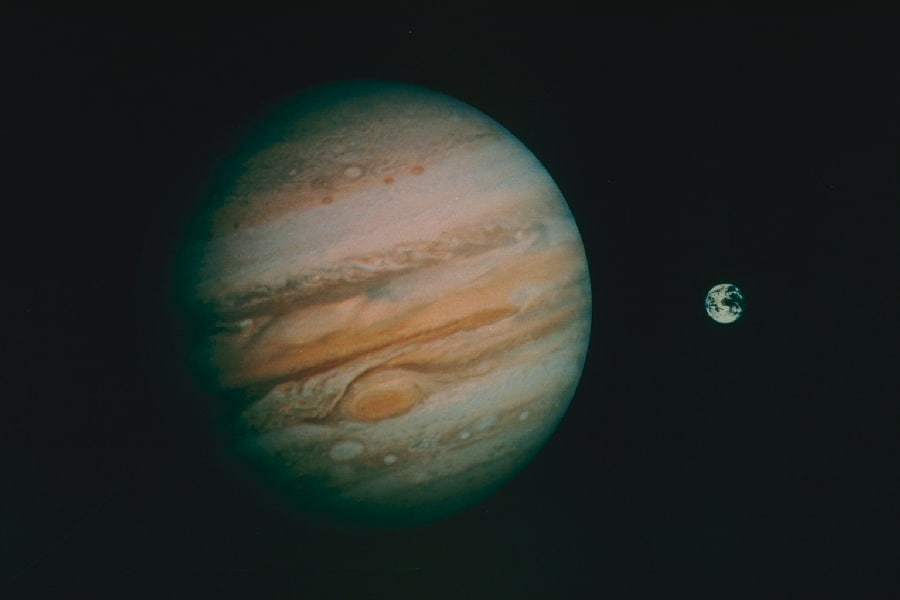 Giove e Terra a confronto.Crediti: NASA/JPL