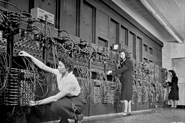 Le programmatrici di ENIAC al lavoro sulla macchina. Credits: scientificamerican.com