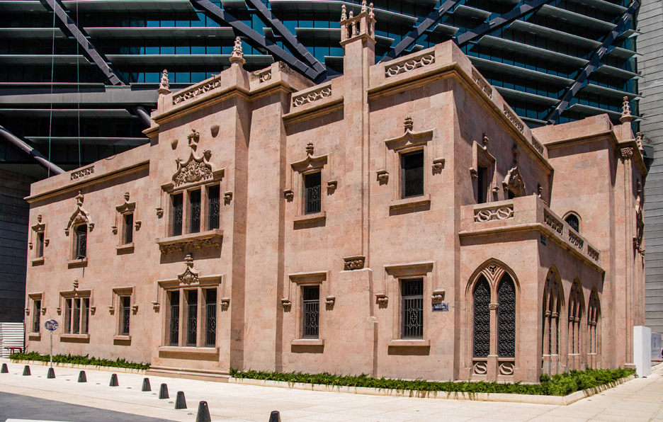 PH: dezeen.com - La Casona de cantera rosa
