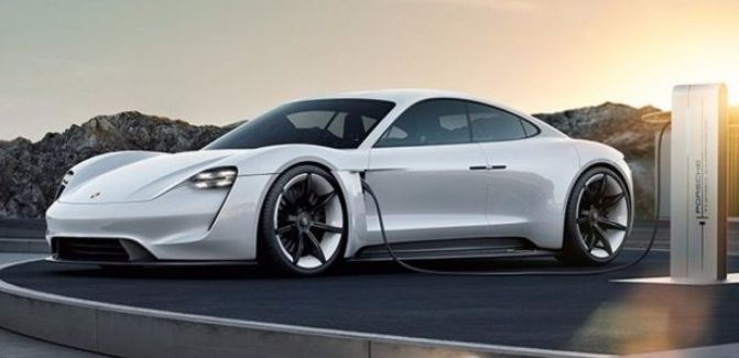 Porsche lancia la Mission E: creare l’auto che arriva dal futuro