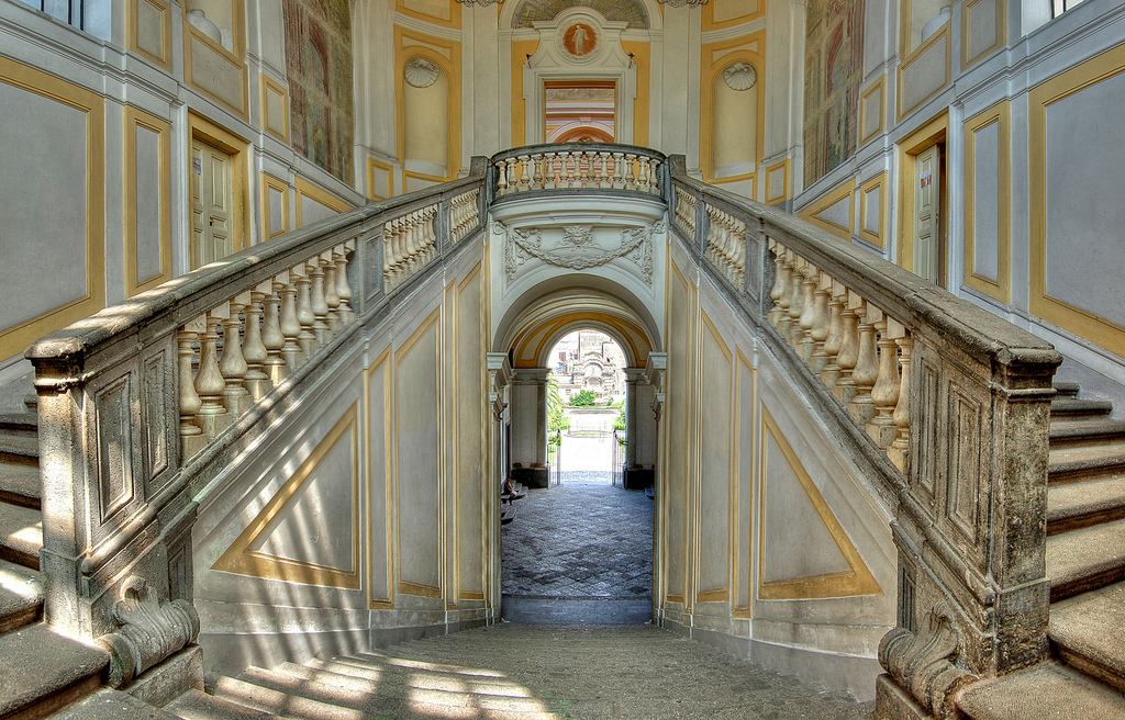 vesuviolive.it - Villa Campolieto (Ercolano) scalone interno