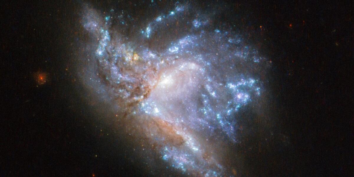 La NASA ha rilasciato l'immagine ultra dettagliata della collisione di due galassie - Formazione della nuova galassia.

Crediti: ESA/Hubble , NASA