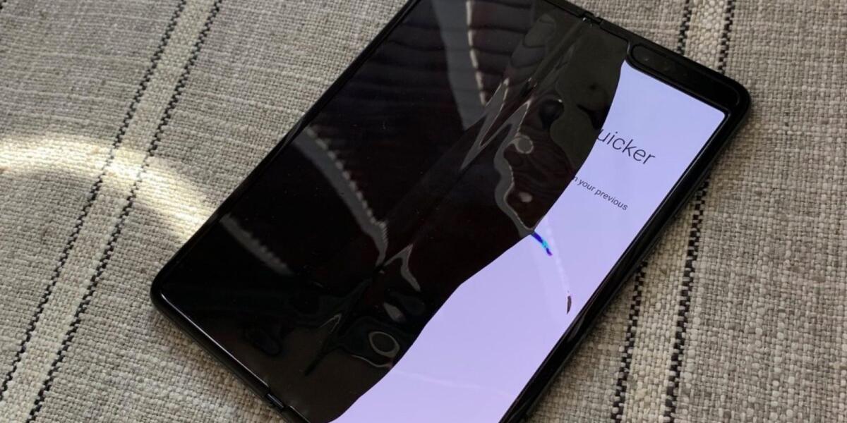 Galaxy Fold, le prime unità rotte nel punto di piegatura - Molti i problemi riportati dagli utenti per il Samsung Galaxy Fold. Credits: wired.it