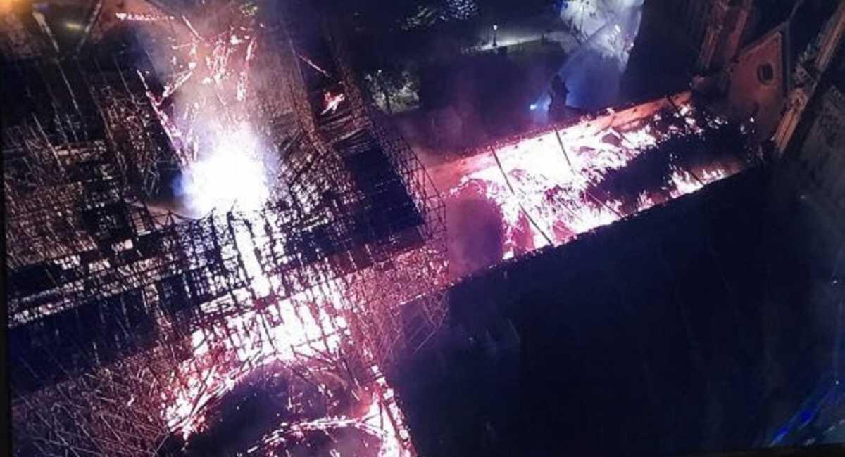 DJI, i droni che hanno aiutato a spegnere Notre-Dame - Una foto aerea di Notre Dame in fiamme. Credits: youtg.net
