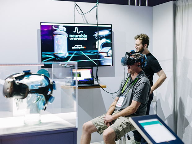 Sistema di acquisizione del segnale neurale di Neurable. Credits: ireviews.com