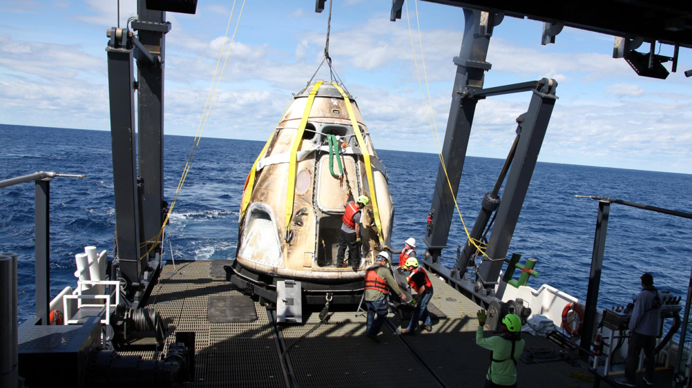 Recupero della capsula Dragon nell'Oceano Indiano. Credit : NASA/Space X.