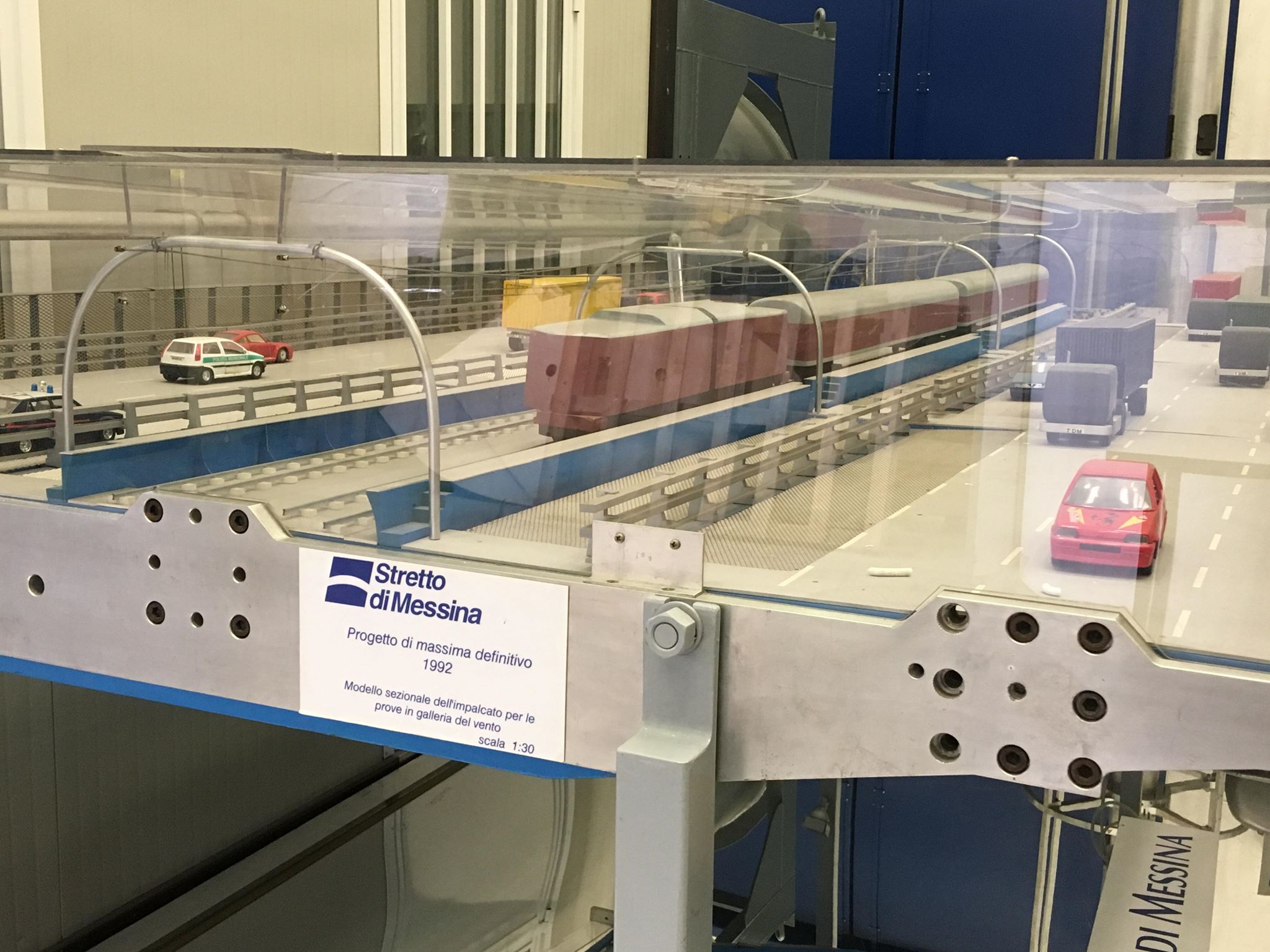 Modello del Ponte sullo stretto di Messina. Il Politecnico di Milano ha partecipato attivamente allo sviluppo del ponte con test aerodinamici.