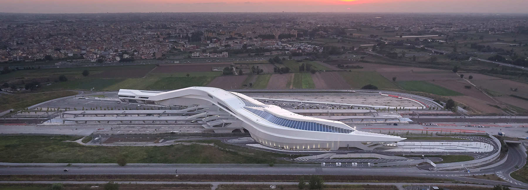 La stazione di Napoli Afragola realizzata da Zaha Hadid.