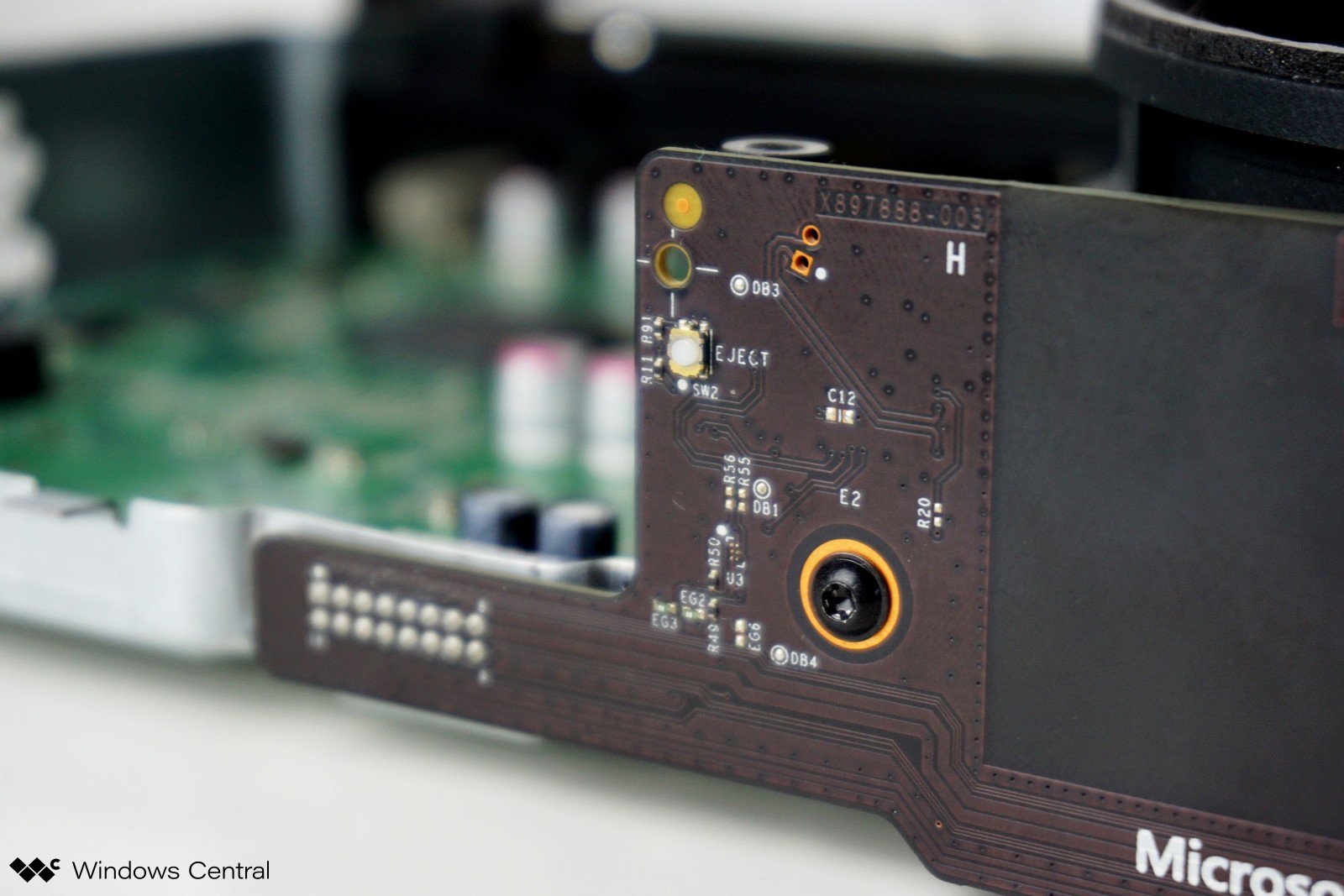 Xbox One S e il tasto di rimozione disco, uguale sulla nuova versione. Credits: windowscentral.com