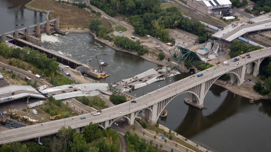 Il crollo del Mississippi River Bridge avvenuto nel 2007, uno dei crolli più disastrosi della storia americana.
