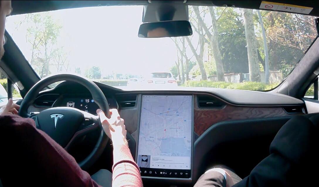 Guida con autopilot attivo