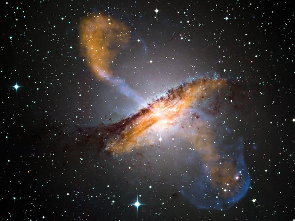 Getti di materiale emessi dal buco nero al centro della galassia Centaurus A.Crediti: A. Weiss e R. Kraft, ESO/WFI/MPIfR/APEX/NASA/CXC/CfA