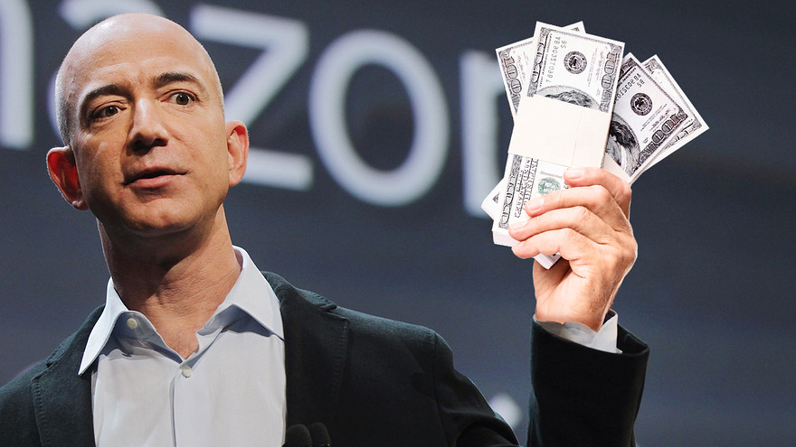 Jeff Bezos con dei dollari in mano. Source: MarketWatch