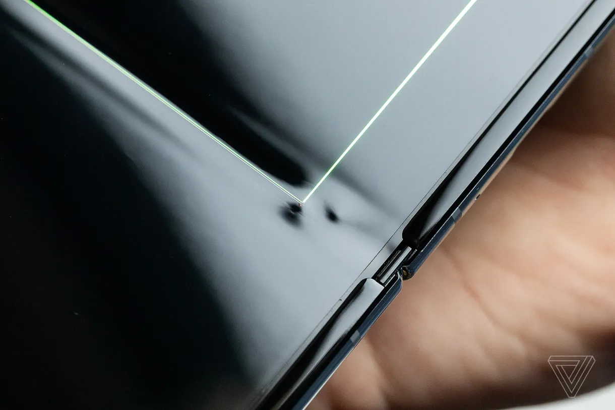 Il rigonfiamento nel punto di piegatura del Galaxy Fold. Credits: theverge.com