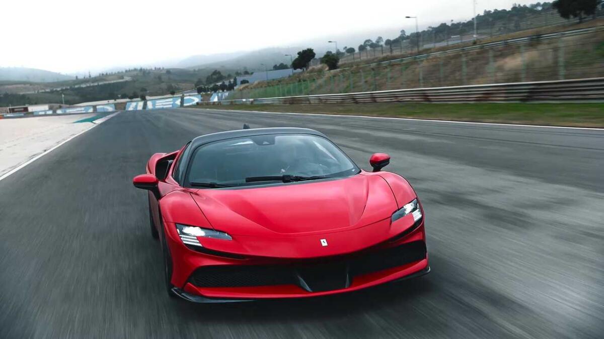 Ferrari SF90 Stradale: la prima ibrida stradale della casa di Maranello - PH: it.motor1.com