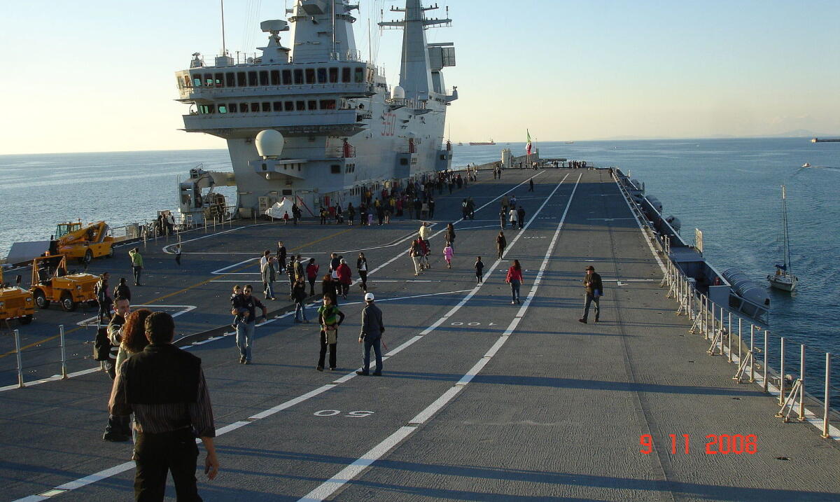 Navi militari: Portaerei Cavour, l'ammiraglia italiana - Ponte della portaerei Cavour.
PH: wikipedia.org Author: Kaminski