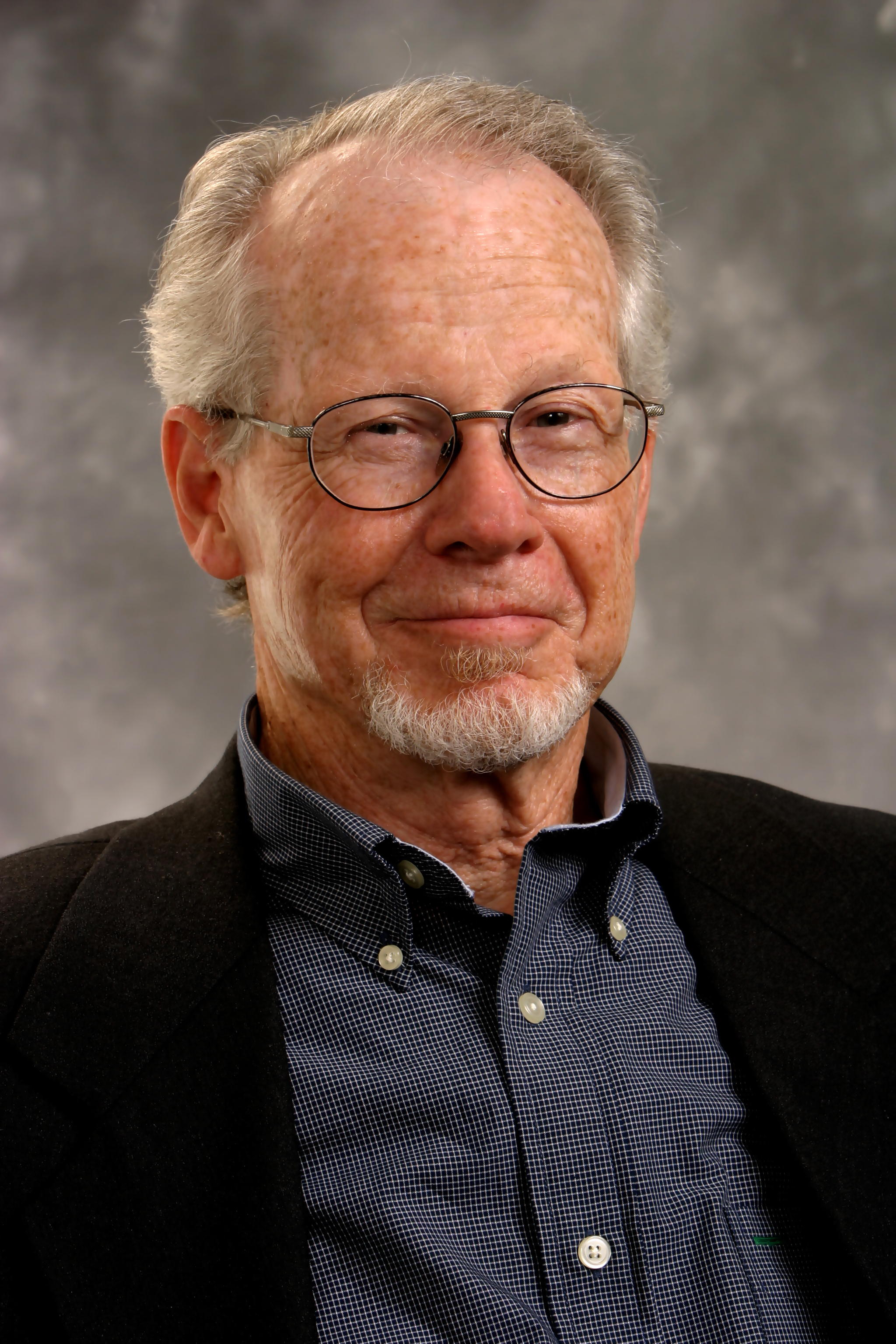 Oliver Eaton Williamson è un economista statunitense, famoso in particolare per i suoi studi sui costi di transazione. Nel 2009 è stato insignito del Premio Nobel per l'Economia.