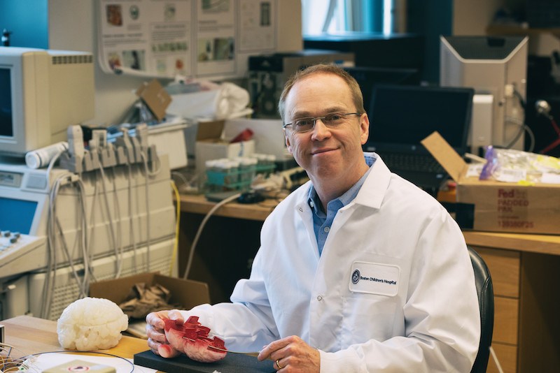 Pierre Dupont con un modello di cuore. Photo: Michael Goderre / Boston Children's Hospital