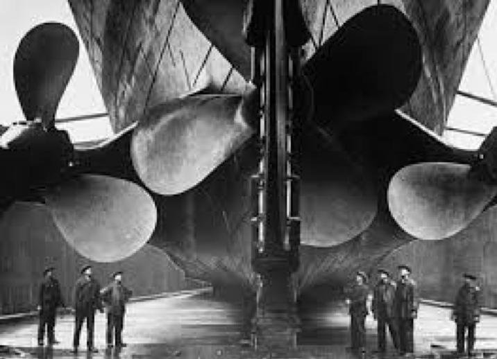 Le tre eliche di propulsione e l'enorme timone del Titanic (dalla pagina Facebook “Le più belle foto del ‘900”)