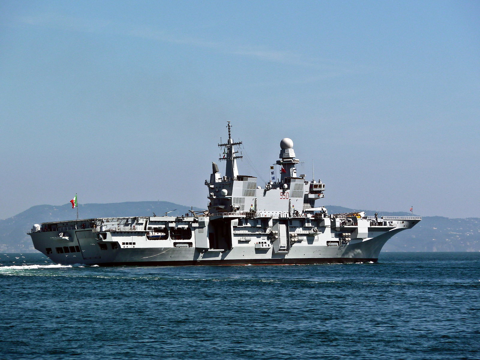 Portaerei Cavour nel golfo di NapoliPH: Armando Mancini https://www.flickr.com/photos/armando46/4686520932/