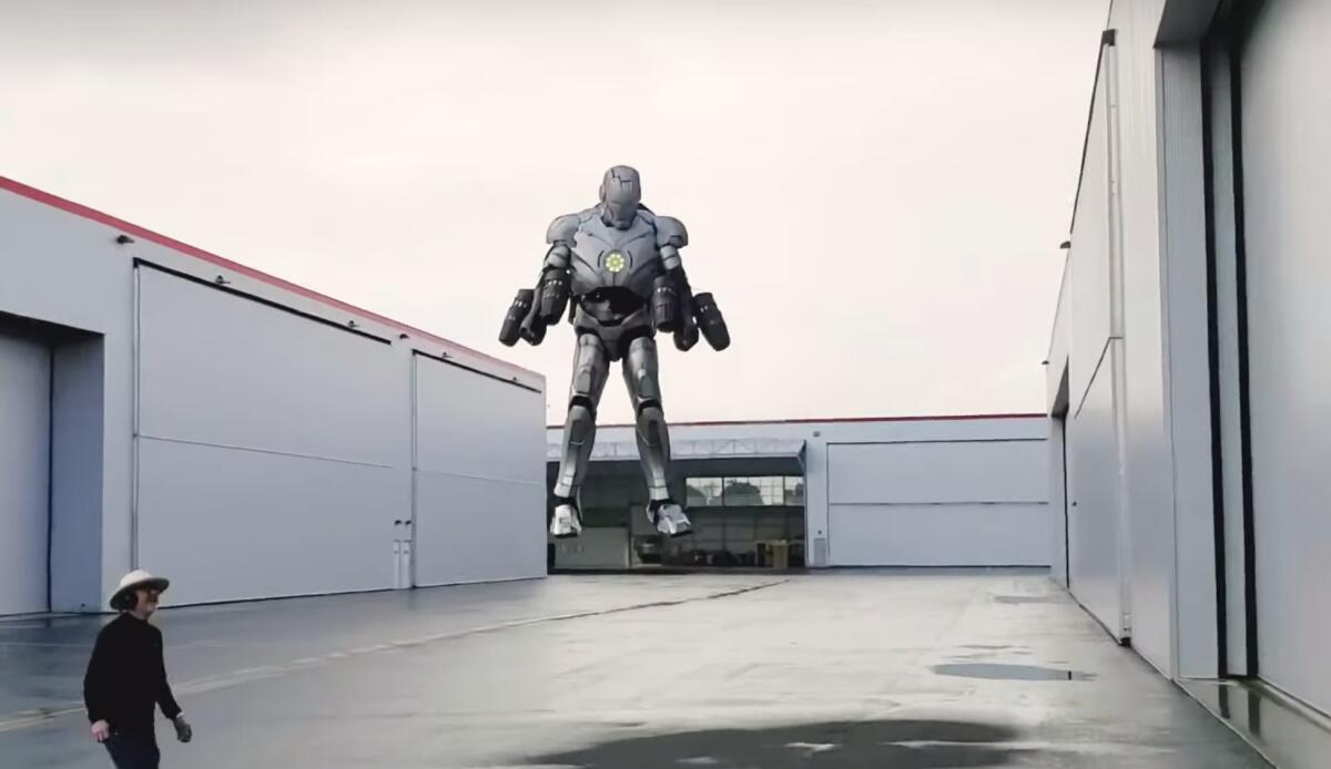 Mark II di Adam Savage: un primo passo verso l'armatura di Iron Man - Credits: CNET
