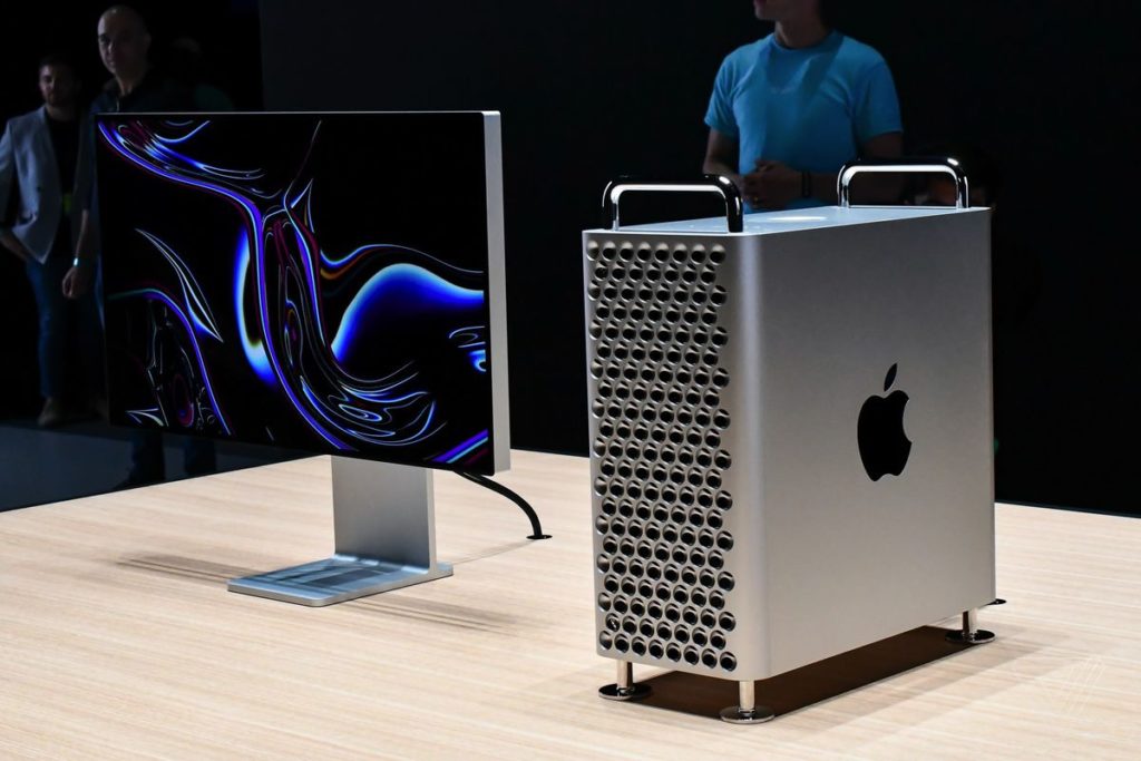 Il nuovo Mac Pro e lo schermo XDR Pro Display. Il Mac ha delle comode ruote per poterlo trasportare in ufficio. Credits: theverge.com