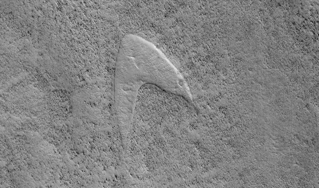 Il cratere su Marte che ricorda Star Trek.Crediti: NASA/JPL/University of Arizona