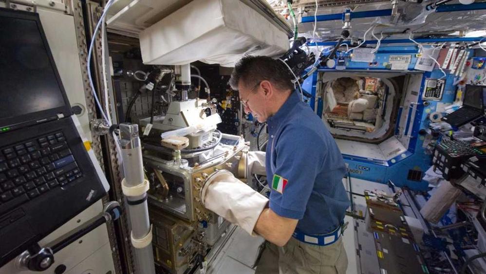 L'astronauta Paolo Nespoli impegnato in esperimenti.Crediti: www.lastampa.it