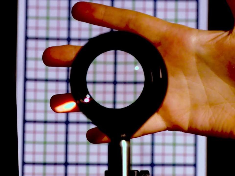 Materiali, invisibilità, semiconduttori, scattering, rifrazione, polarizzazione, mantello, ottica, dipoli, silicio, alluminio, gallio, arsenico, HEMT, magnetismo, Energy Close-up Engineering