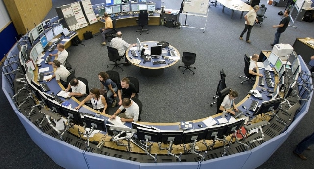 I ricercatori, nonché utenti, del CERN. La nuova politica di Microsoft, unita al grande numero di utenti del centro di ricerca, ha fatto lievitare i costi di licenza. Credits: rainews.it