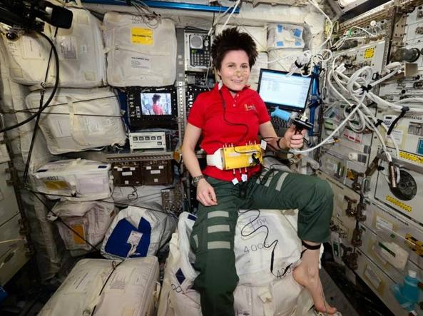L'astronauta Samantha Cristoforetti durante l'attività fisica.Crediti: ESA