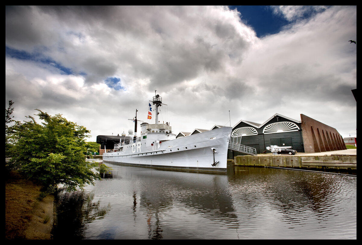 Abraham Crijnssen: La nave camuffata da isola - PH: https://www.veteraneninstituut.nl/
