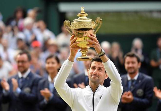 Djokovic alza verso il cielo londinese il trofeo di Wimbledon