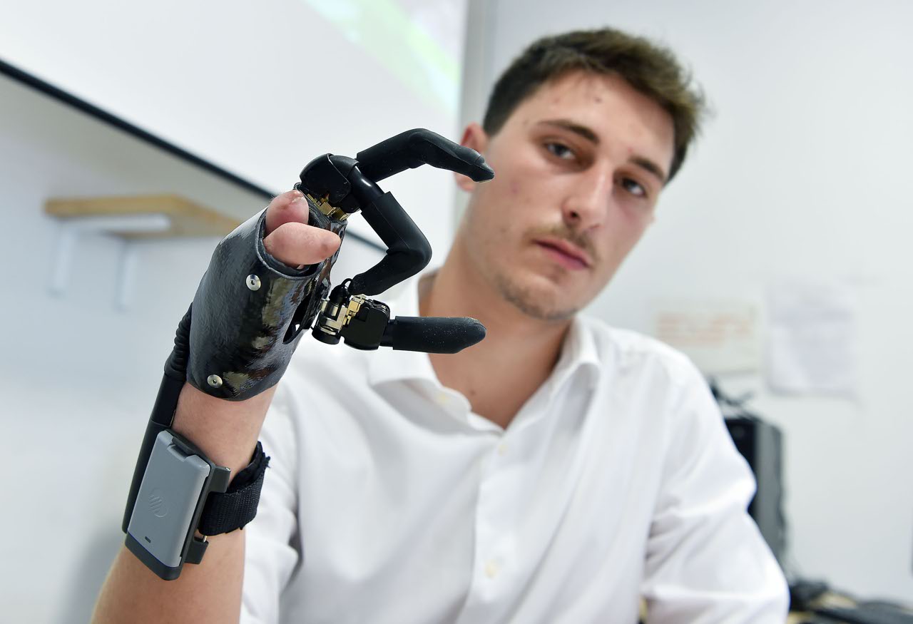 Lorenzo Di Modica con I-Digits. Credits: Corriere Torino