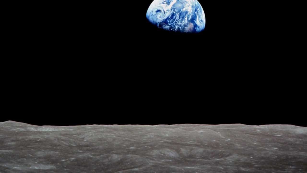 Foto del Pianeta Terra visto dal suolo lunareCredits: NASA