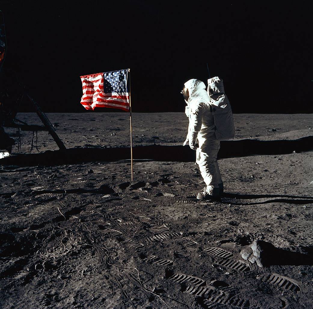 Buzz Aldrin fotografato da Neil Armstrong mentre saluta la bandiera americana appena piazzata sul suolo lunare.©nasa.gov