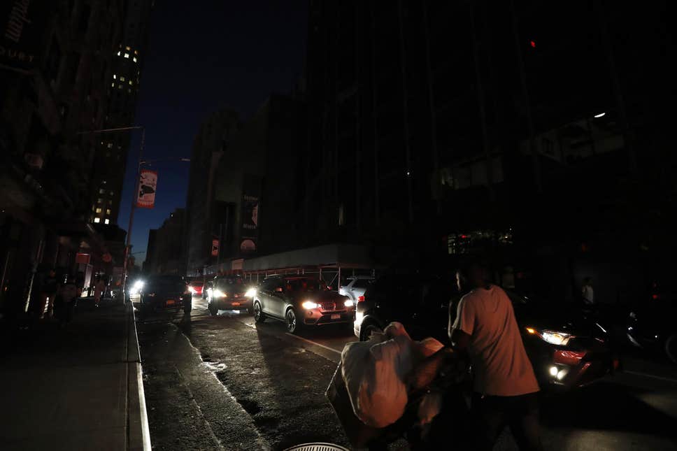 blackout-new-york-usa-traffico-luci-elettricità-metropolitana-sottostazione-disservizio-coned-energia-power-guasto-substation-CuE