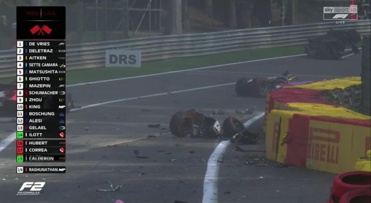 Incidente terribile in F2 all'Eau Rouge durante il Gran Premio. Piloti trasportati in ambulanza - L'incidente in Formula 2