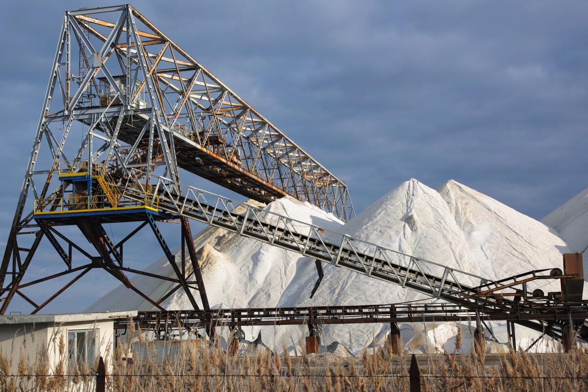 Debiti e livelli occupazionali in pericolo: le saline passano ai francesi - 