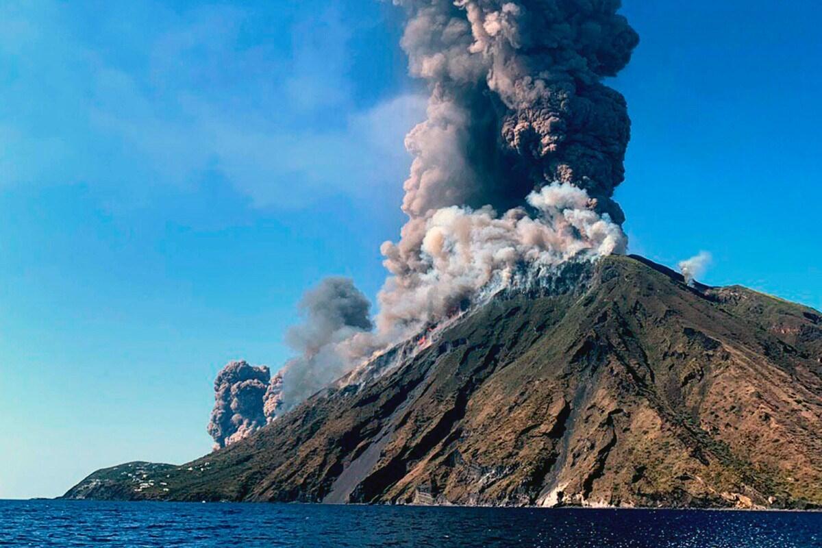 Stromboli col botto, nuova esplosione: ricaduta di cenere sulle case - 