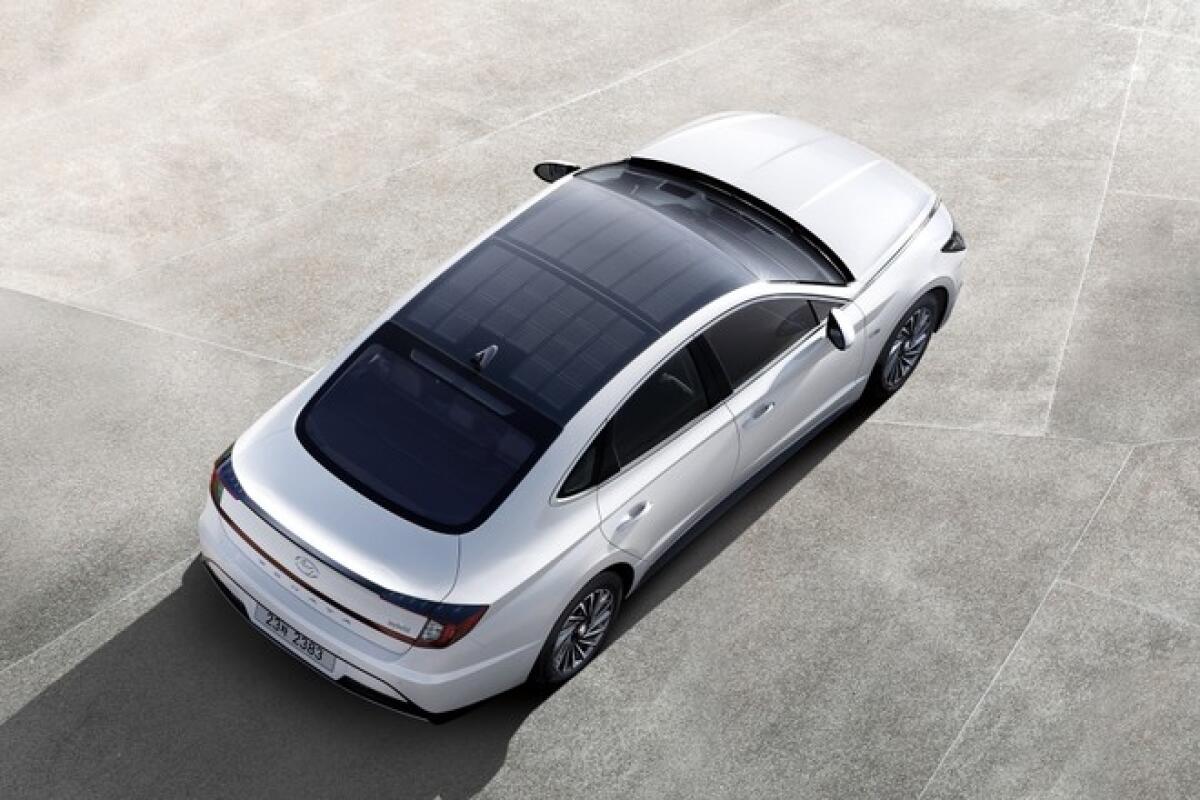 Hyundai Sonata Hybrid: l'auto con i pannelli solari sul tetto - PH: ansa.it