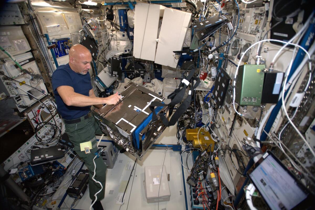 Le prime foto di Luca Parmitano, presto comandante della ISS - 