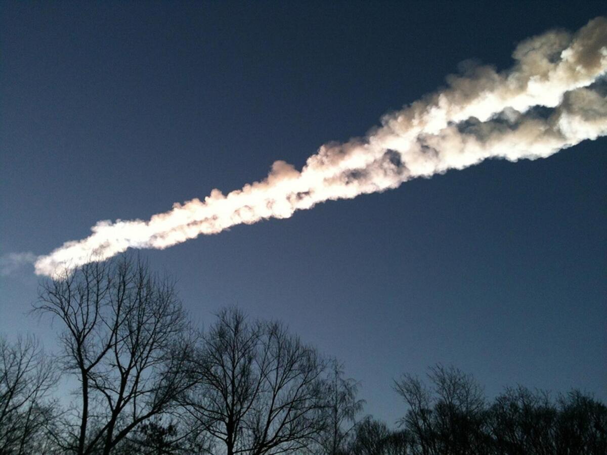 Sardegna, meteorite illumina il cielo e precipita in mare (VIDEO) - Nell'immagine in evidenza una foto rappresentativa della scia di un meteorite precipitato nei cieli russi nel 2016, crediti: kraeved74.blogspot.com