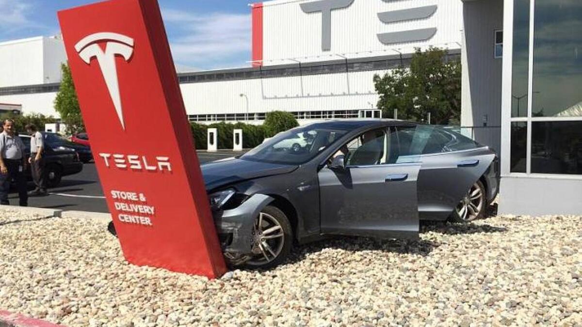Tesla lancia la sua assicurazione, anzi no - 