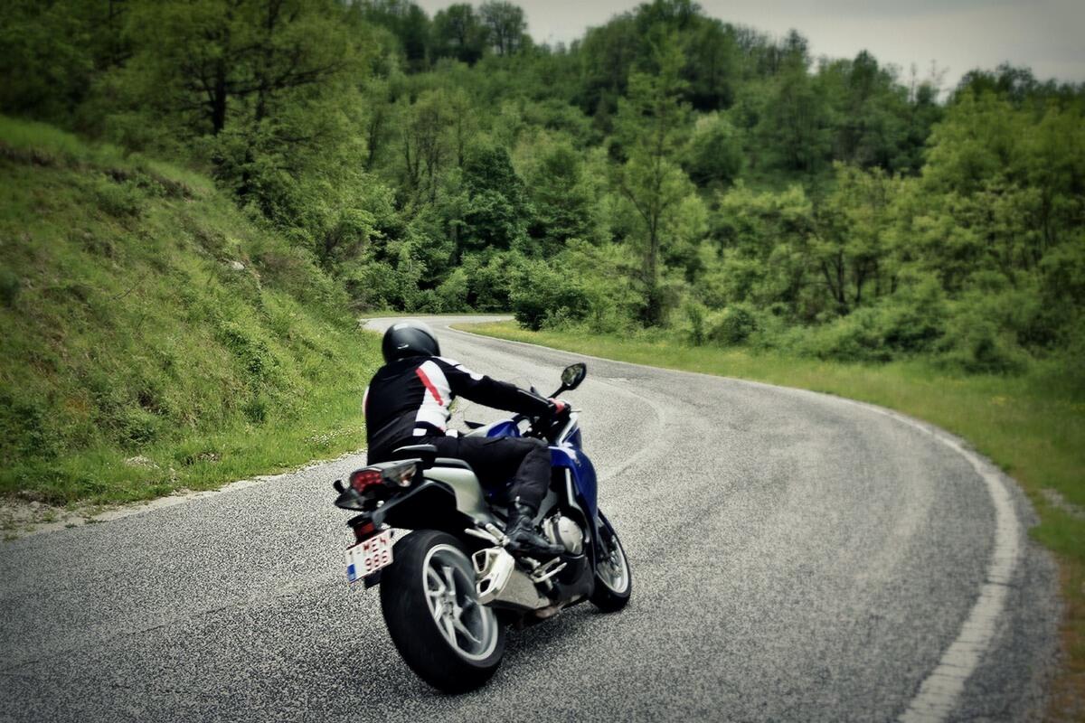 In moto l'abbigliamento può salvarti la vita - Un buon abbigliamento da moto può salvarti la vita: una spesa intelligente e il giusto professionista ti consentiranno di godere a pieno la tua esperienza sulle due ruote.
© blog.gommista-specialista