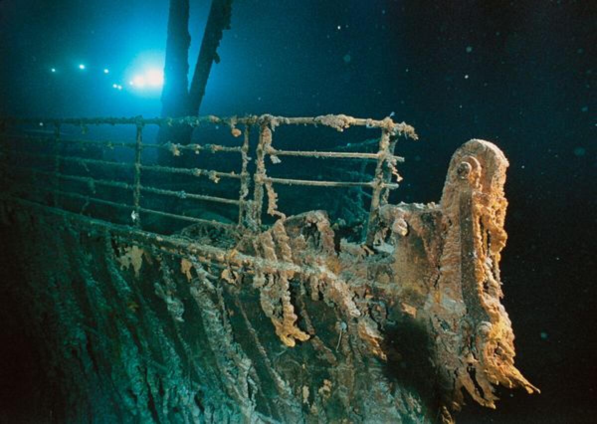 Halomonas titanicae: batterio killer sul Titanic - La ringhiera di Prua del Titanic. Nave corrosa dal batterio Halomonas titanicae | PH:  Emory Kristof, National Geographic