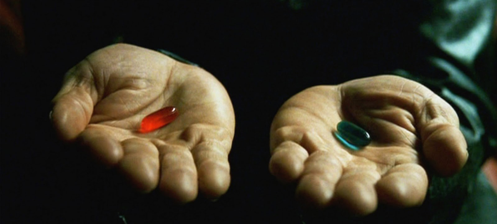 Le due pillole di colore differente che Morpheus offre a Neo rappresentano proprio questo: la scelta tra due realtà: una falsa e di prigionia, l’altra liberatoria ed autentica. Credits: cattonerd.it
