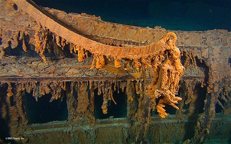 Immagine di una ringhiera corrosa dll'Halomonas titanicae.